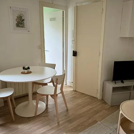 Apartment Centre *